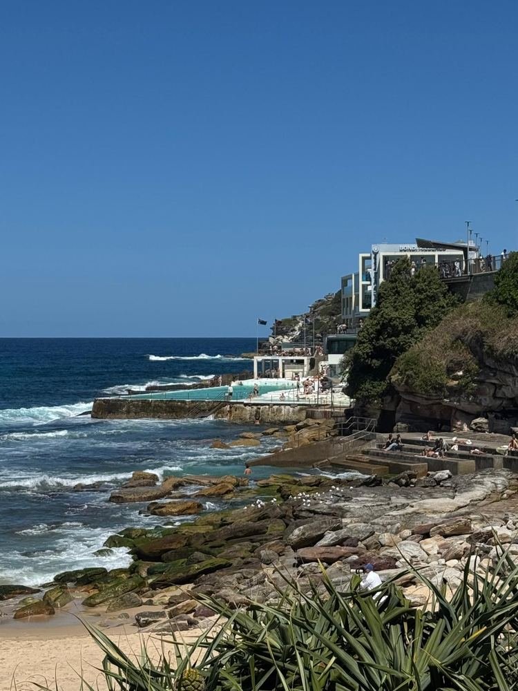 Costa rochosa com o mar quebrando, no começo da trilha entre Bondi e Coogee