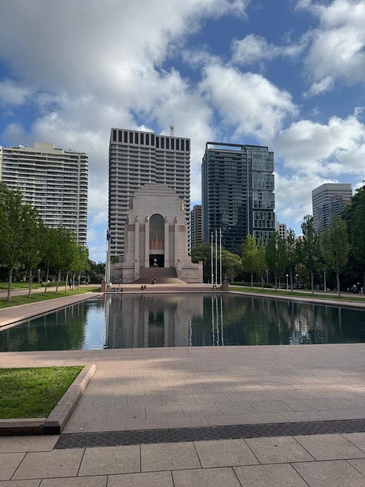 Espelho d'água e o Memorial Anzac no Hyde Park, cercado de prédios